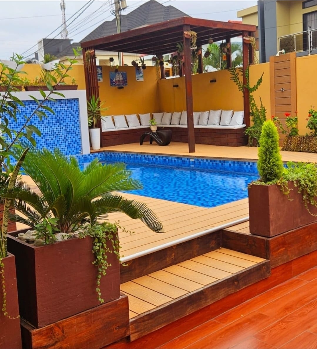 Premier Residence Studio's pool and garden in Triunfo, Maputo